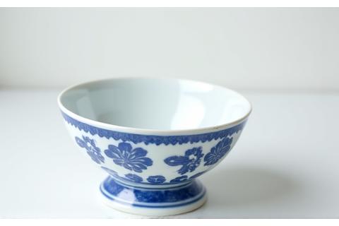 Billede af den samme porcelænsskål, nu perfekt restaureret uden synlige skader (EFTER restaurering)